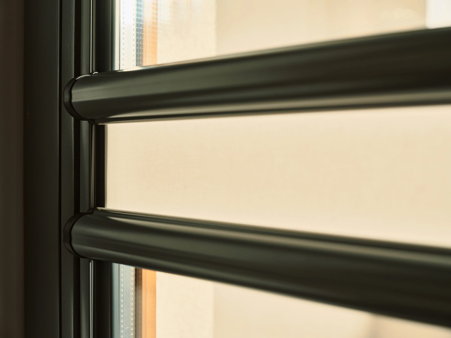 Nahaufnahme eines modernen Fensters mit Sonnenblenden