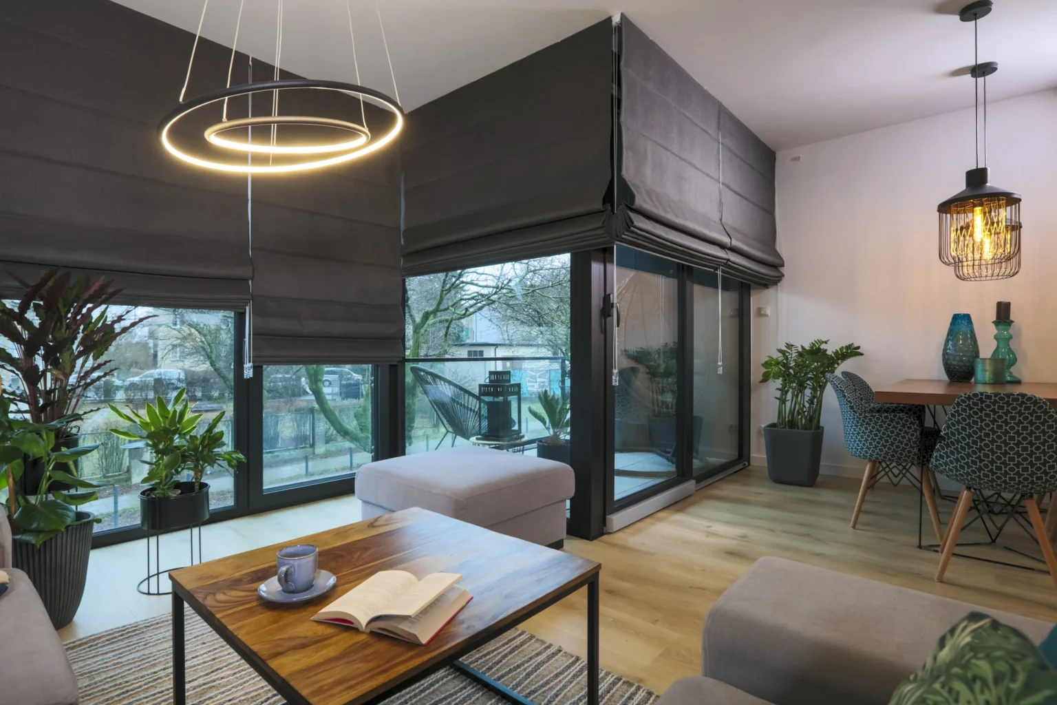 Modernes Wohnzimmer mit stilvoller Beleuchtung und großen Fenstern