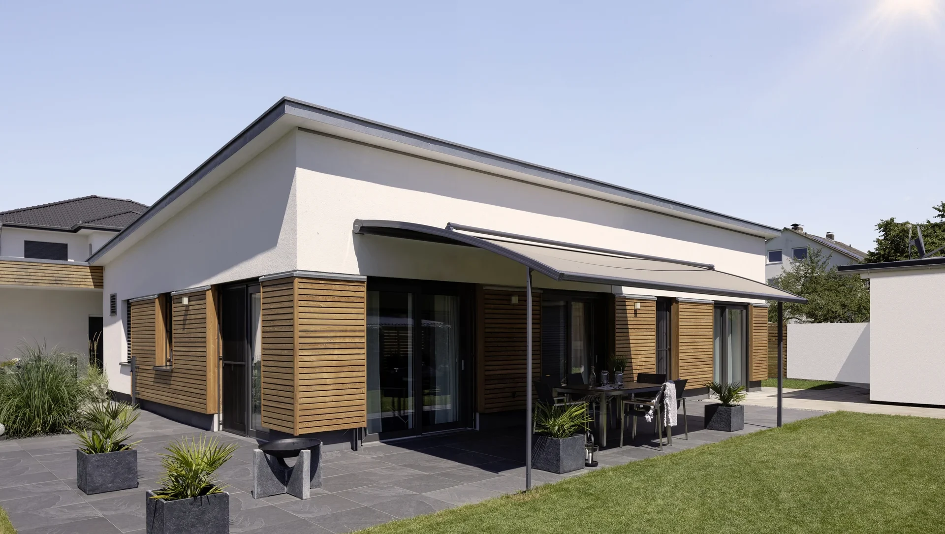 Moderne Bungalow mit Sonnenschutz und Garten