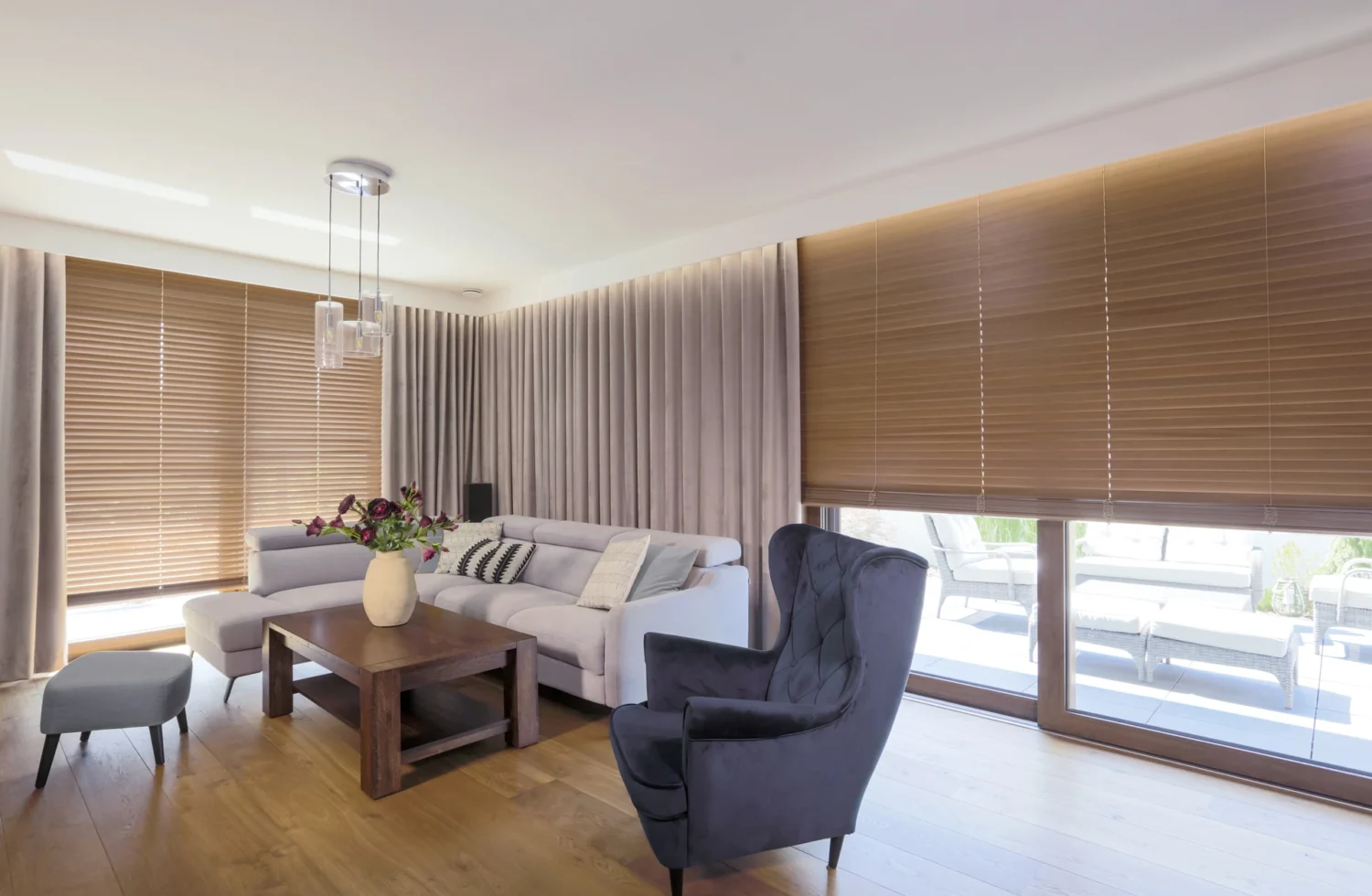 Modernes Wohnzimmer mit eleganten Vorhängen und Jalousien