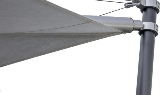 Moderne Sonnensegel Konstruktion aus Metall und Stoff