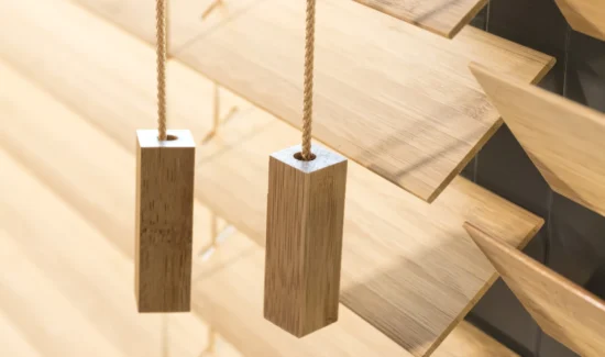 Hölzerne Jalousien mit Zugkordeln in Nahaufnahme