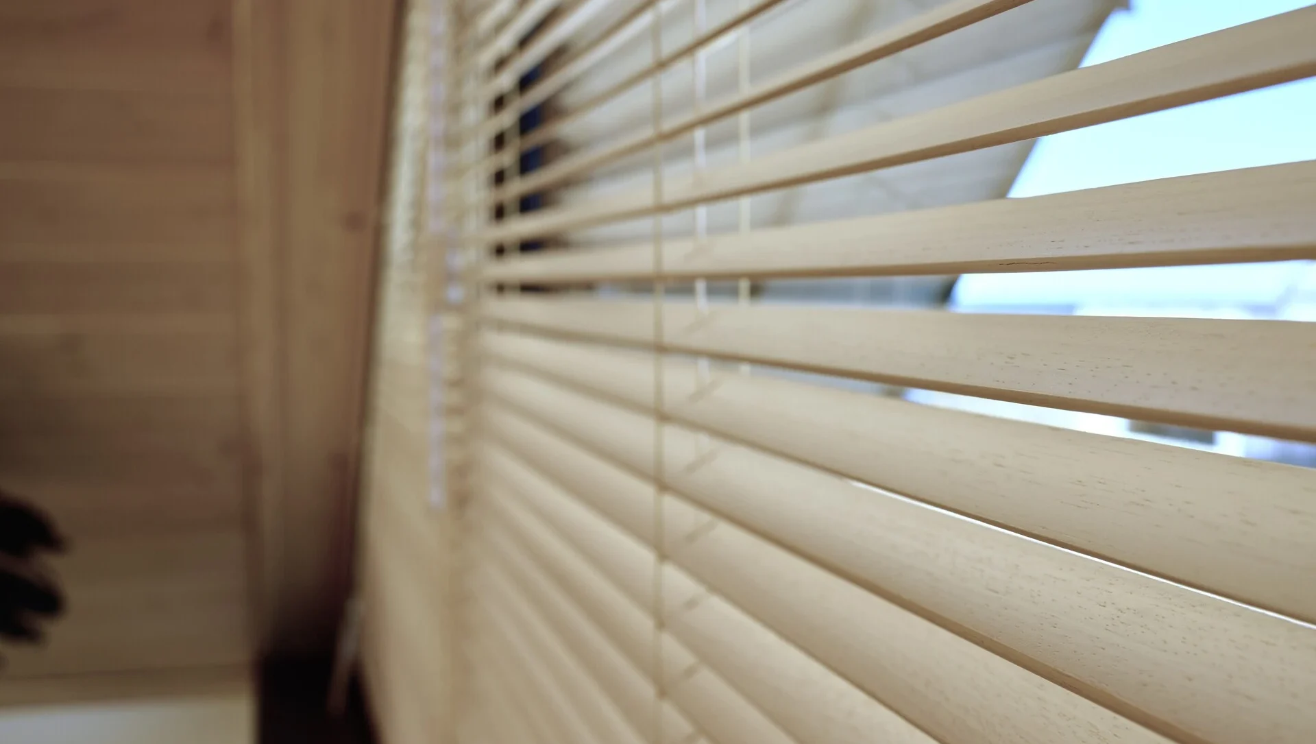 Nahaufnahme von modernen Holzjalousien am Fenster