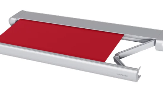 Rote Markise mit silberner Halterung