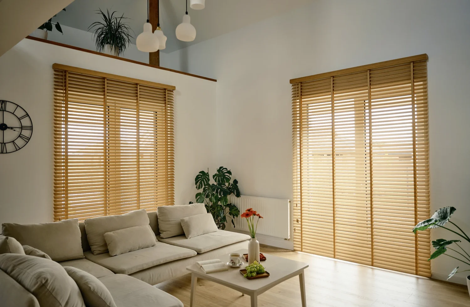 Modernes Wohnzimmer mit Holzjalousien und bequemer Couch