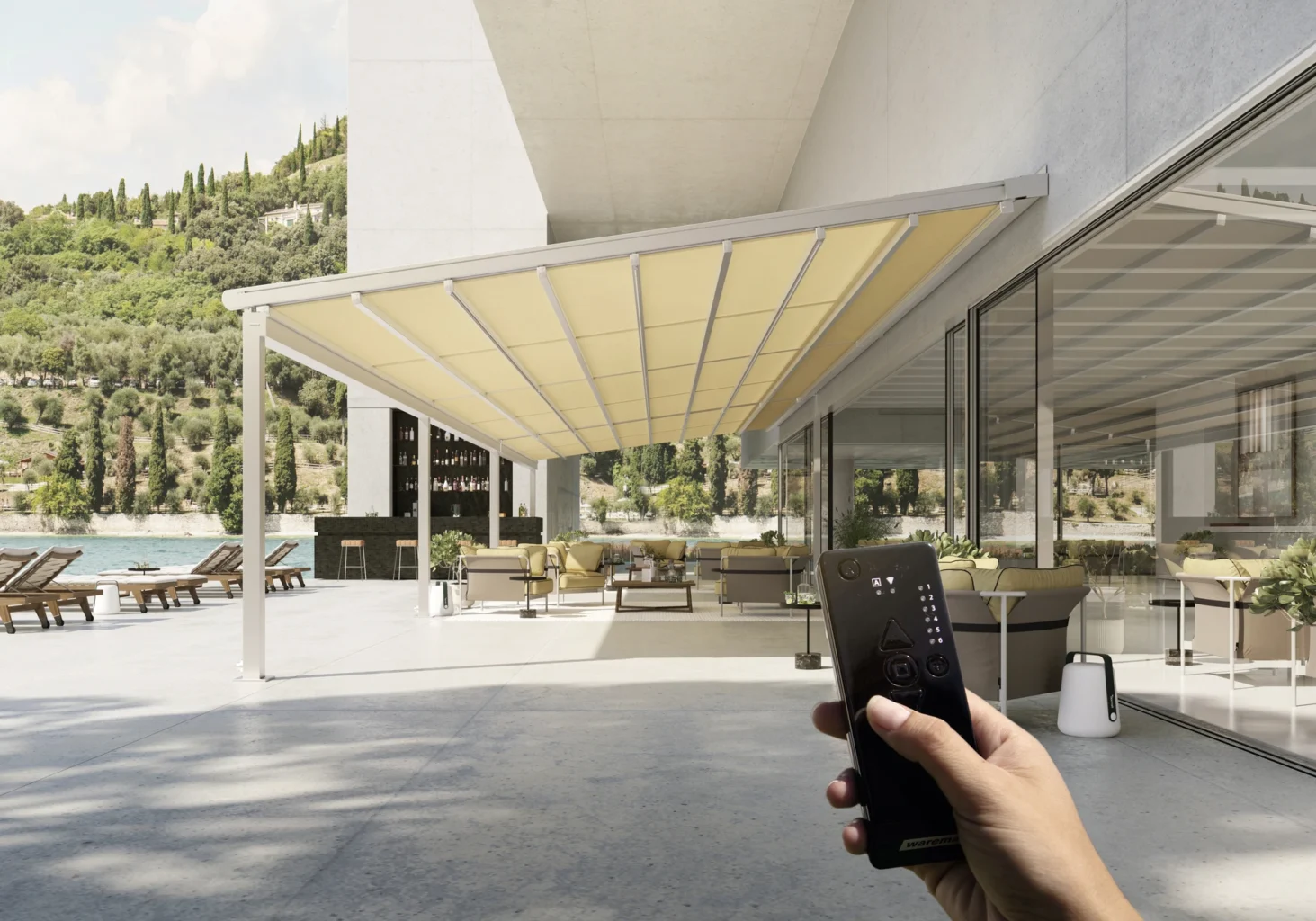 Moderne Terrassenüberdachung mit Fernbedienung am Wasser