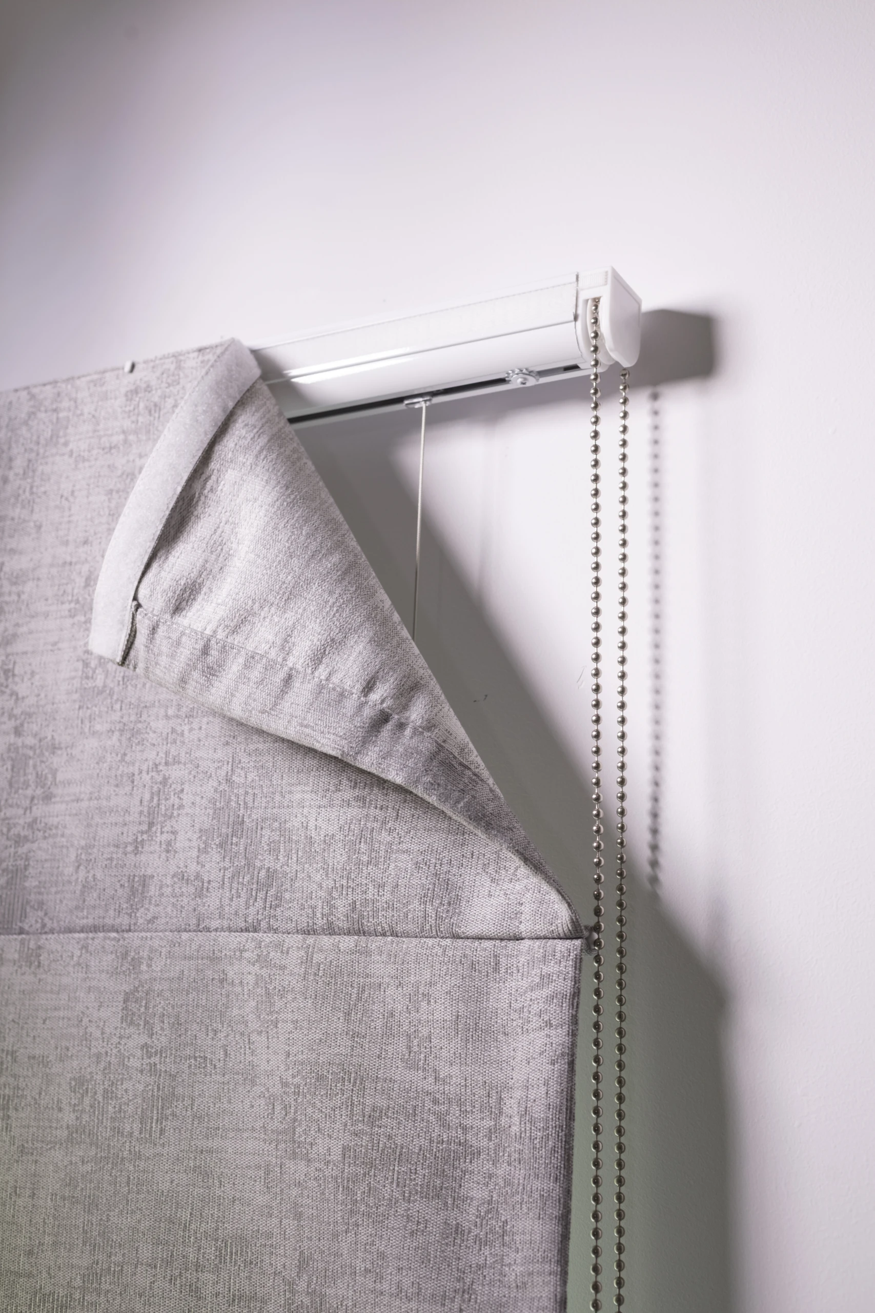 Raffrollo kann durch Klettverschluss zum Waschen abgenommen werden.