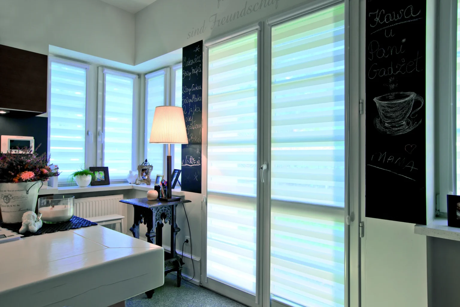 Modernes Wohnzimmer mit großen Fenstern und Dekoration